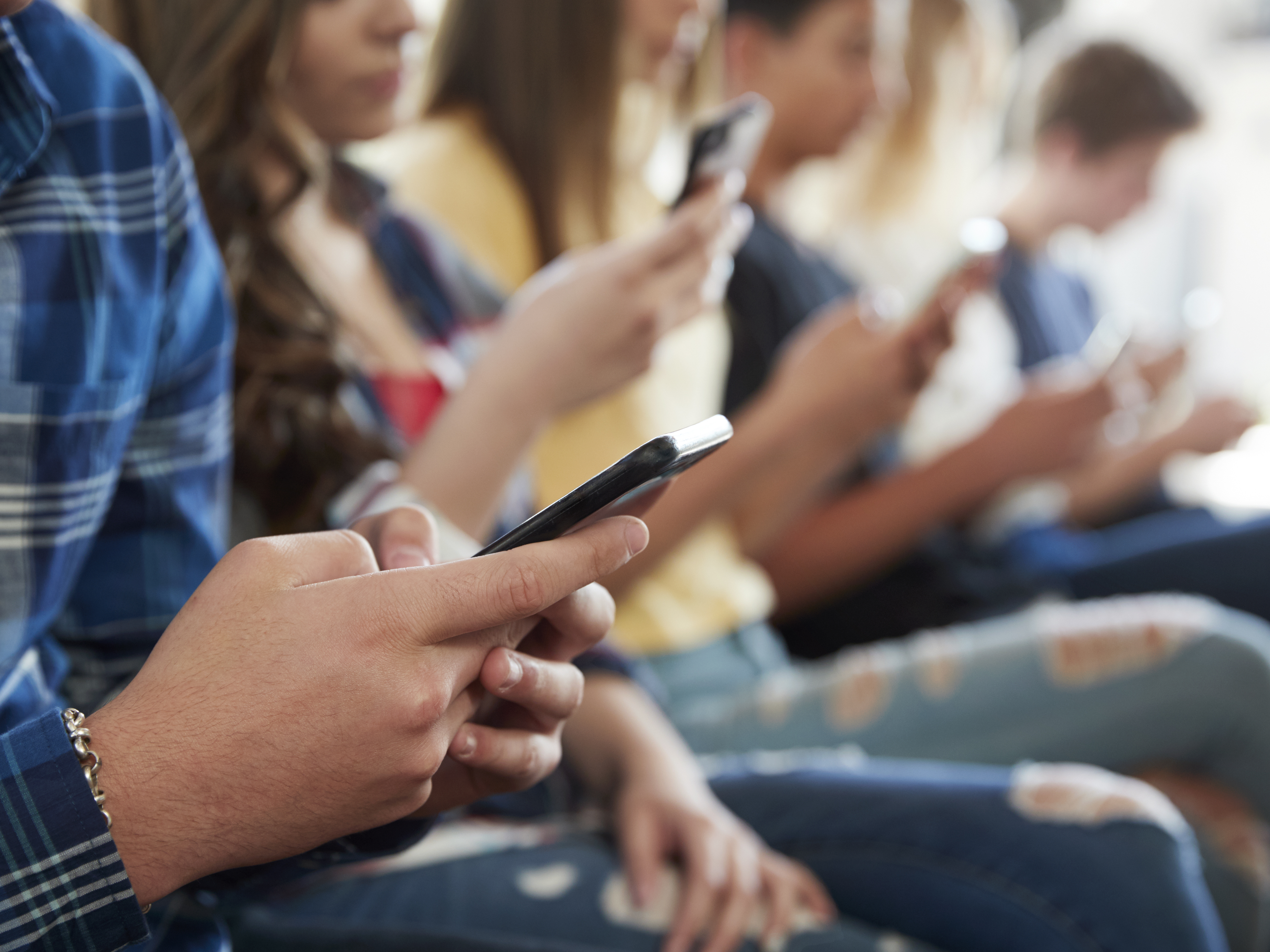 Indiana lawmakers ban cellphones in class. Now it's up to schools to figure out how - Vimarsana News