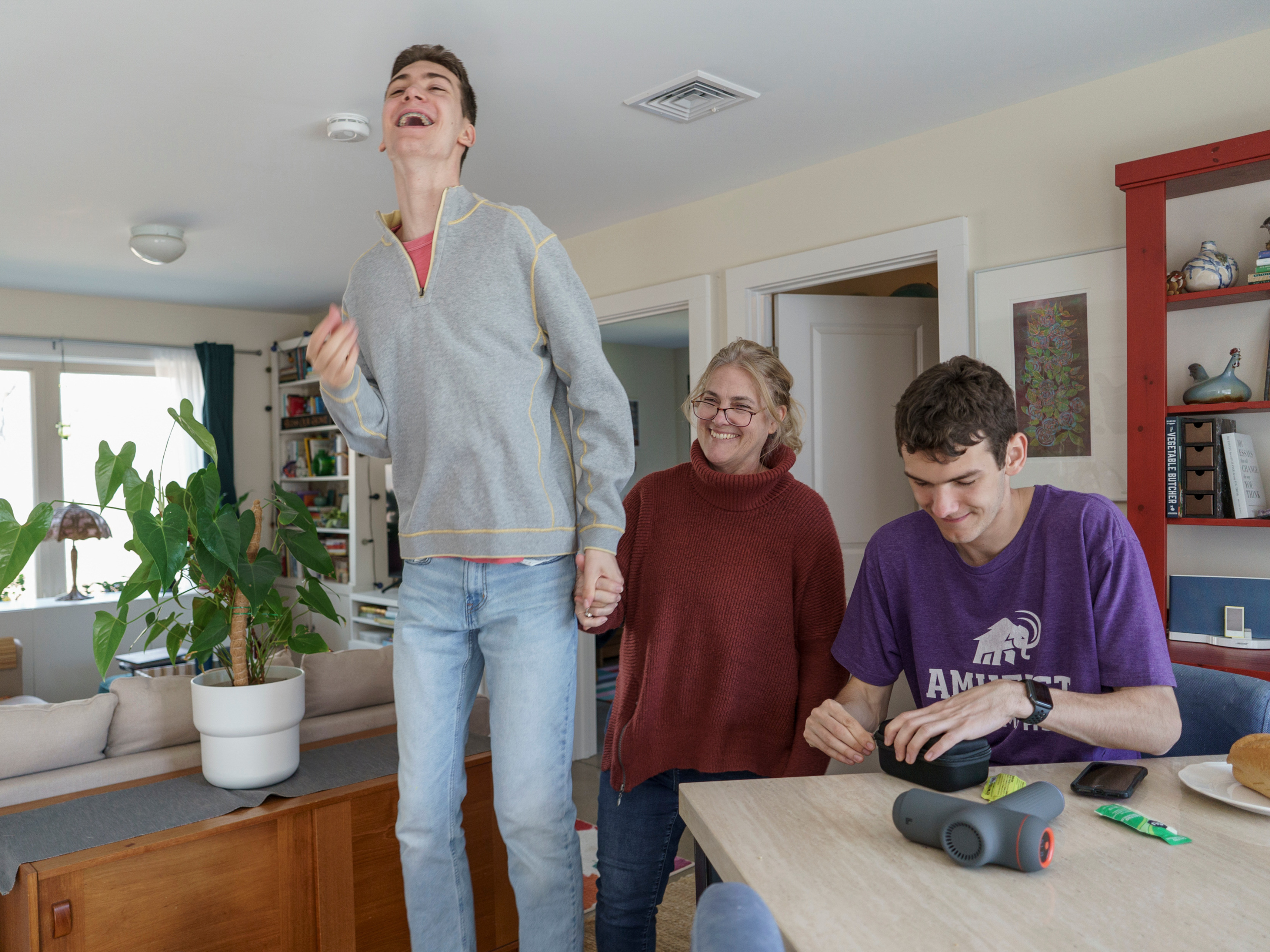 These identical twins both grew up with autism, but took very different ...