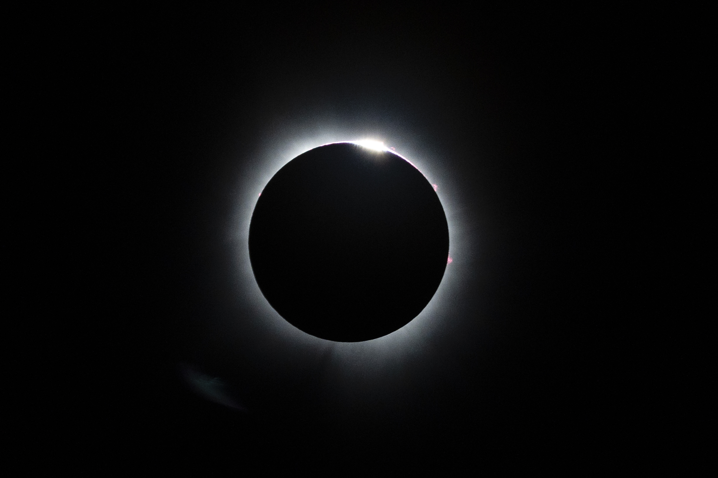 【国内正規総代理店アイテム】 A rare solar eclipse darkened skies and dazzled viewers 洋楽