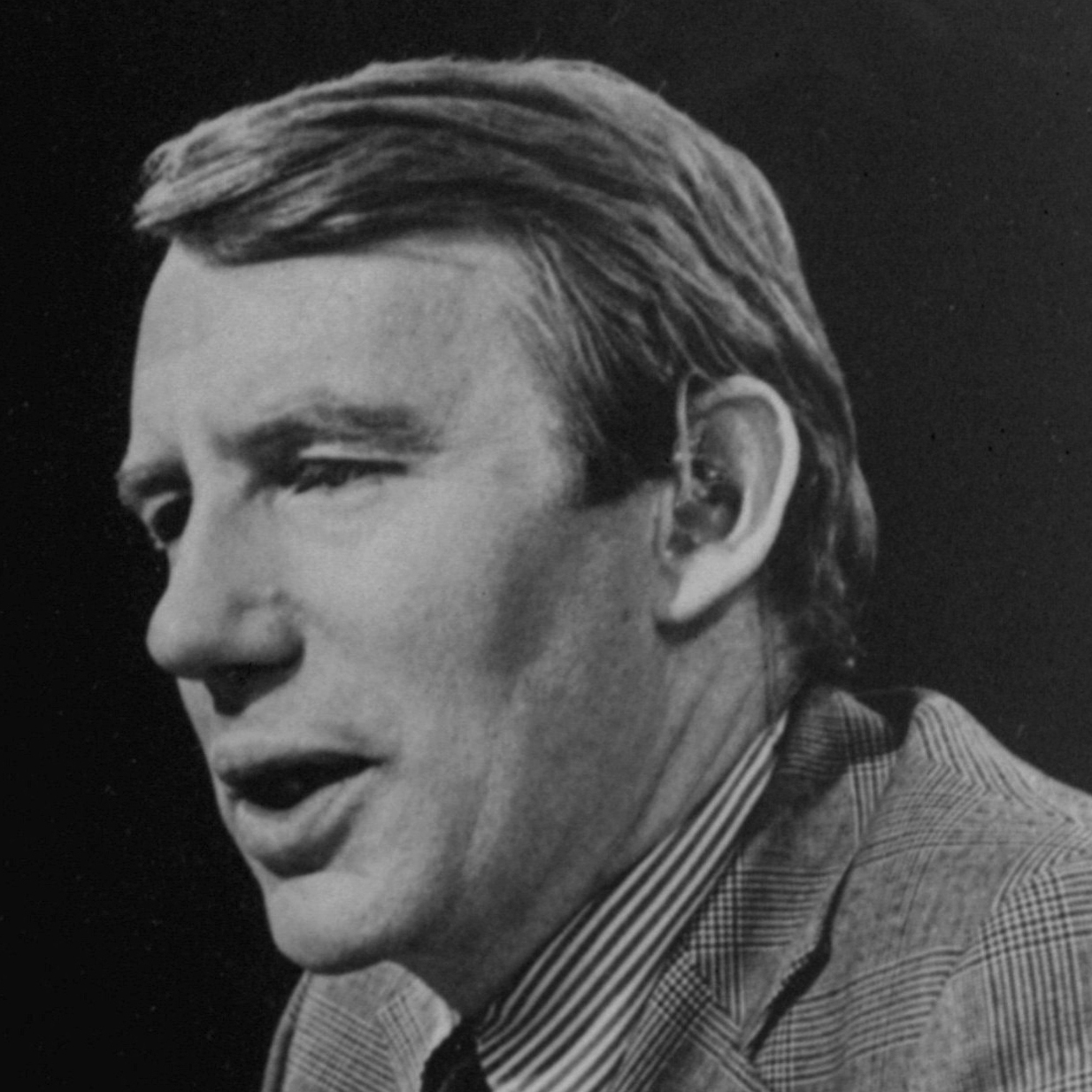 Robert MacNeil, creator and first anchor of PBS 'NewsHour,' dies at 93 - Vimarsana News