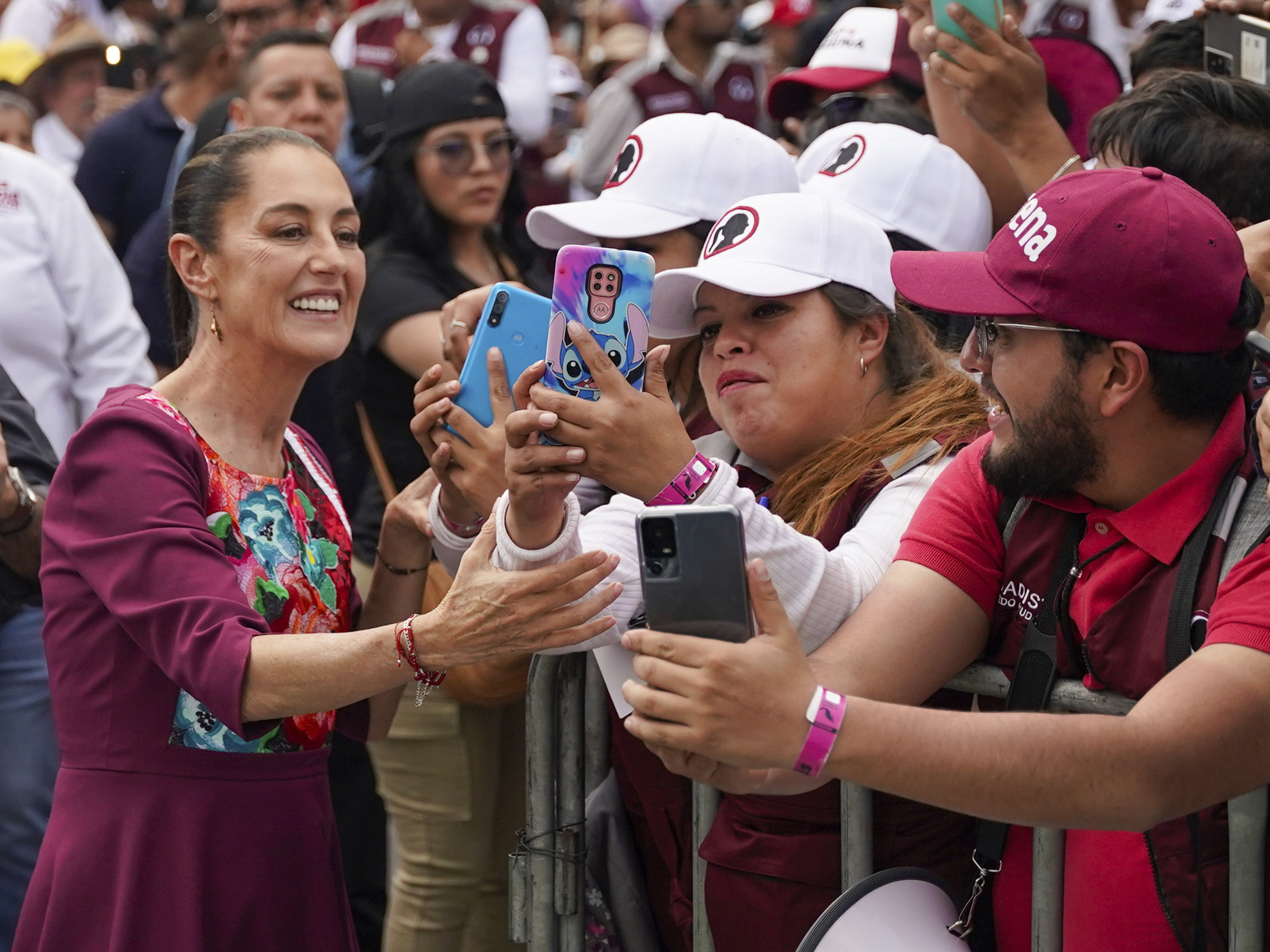 Mexico's leading presidential candidate is stopped by masked men at checkpoint - Vimarsana News