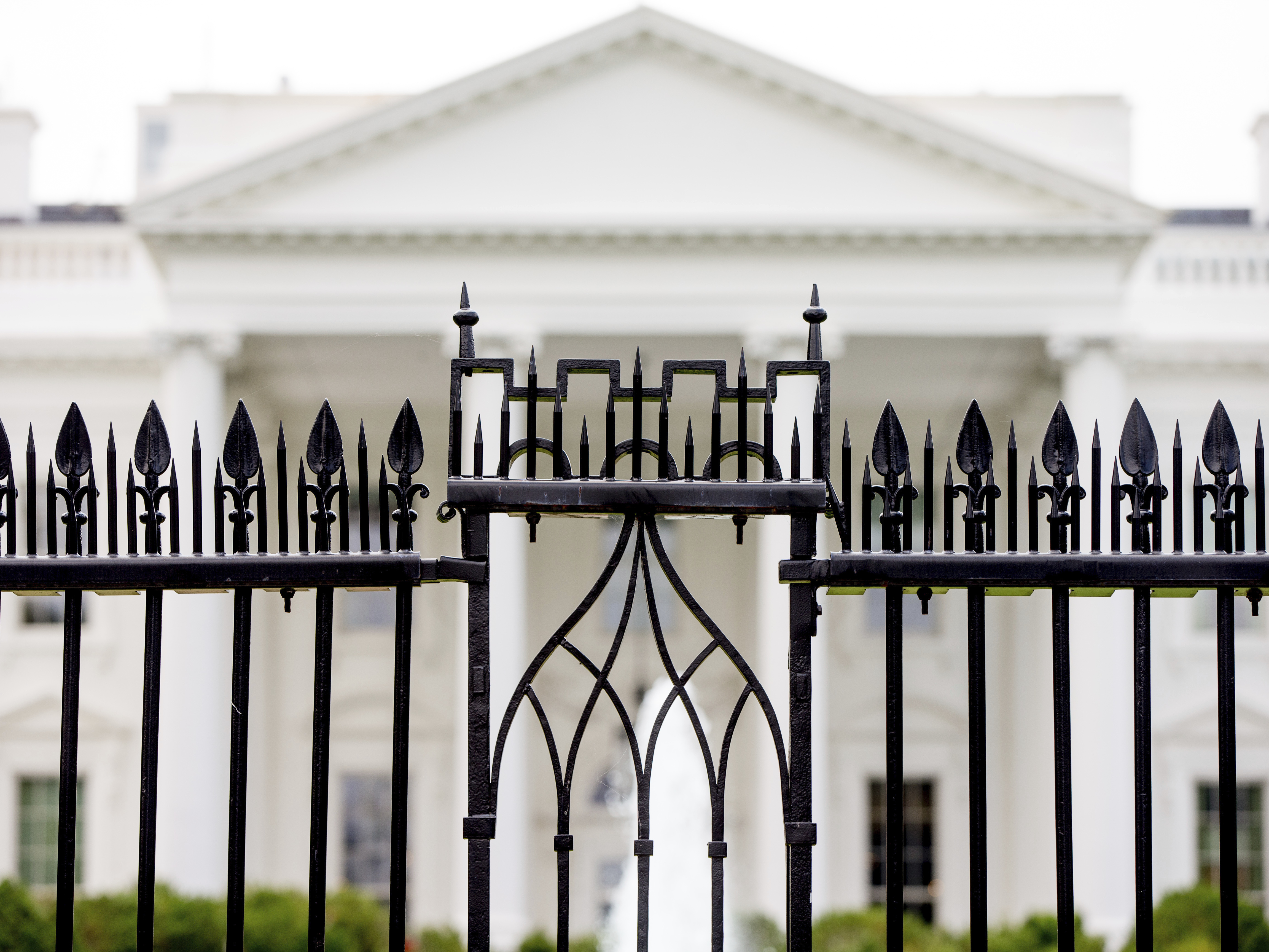 Driver dies after crashing into White House perimeter gate, Secret Service says