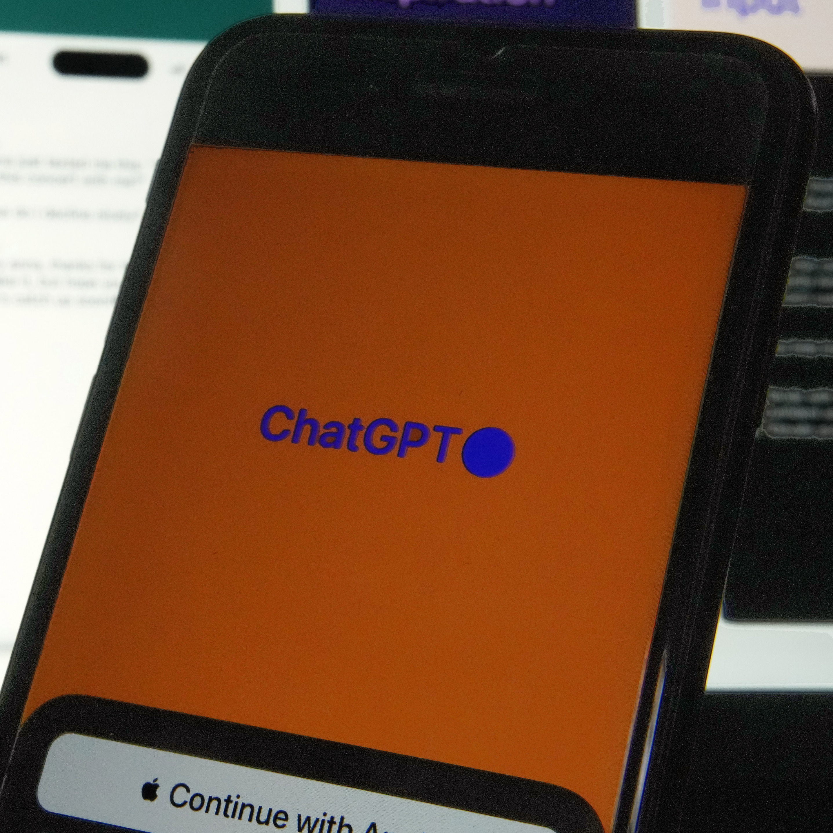 ChatGPT メーカー OpenAI、AI エロティカを「責任を持って」作る方法を模索
