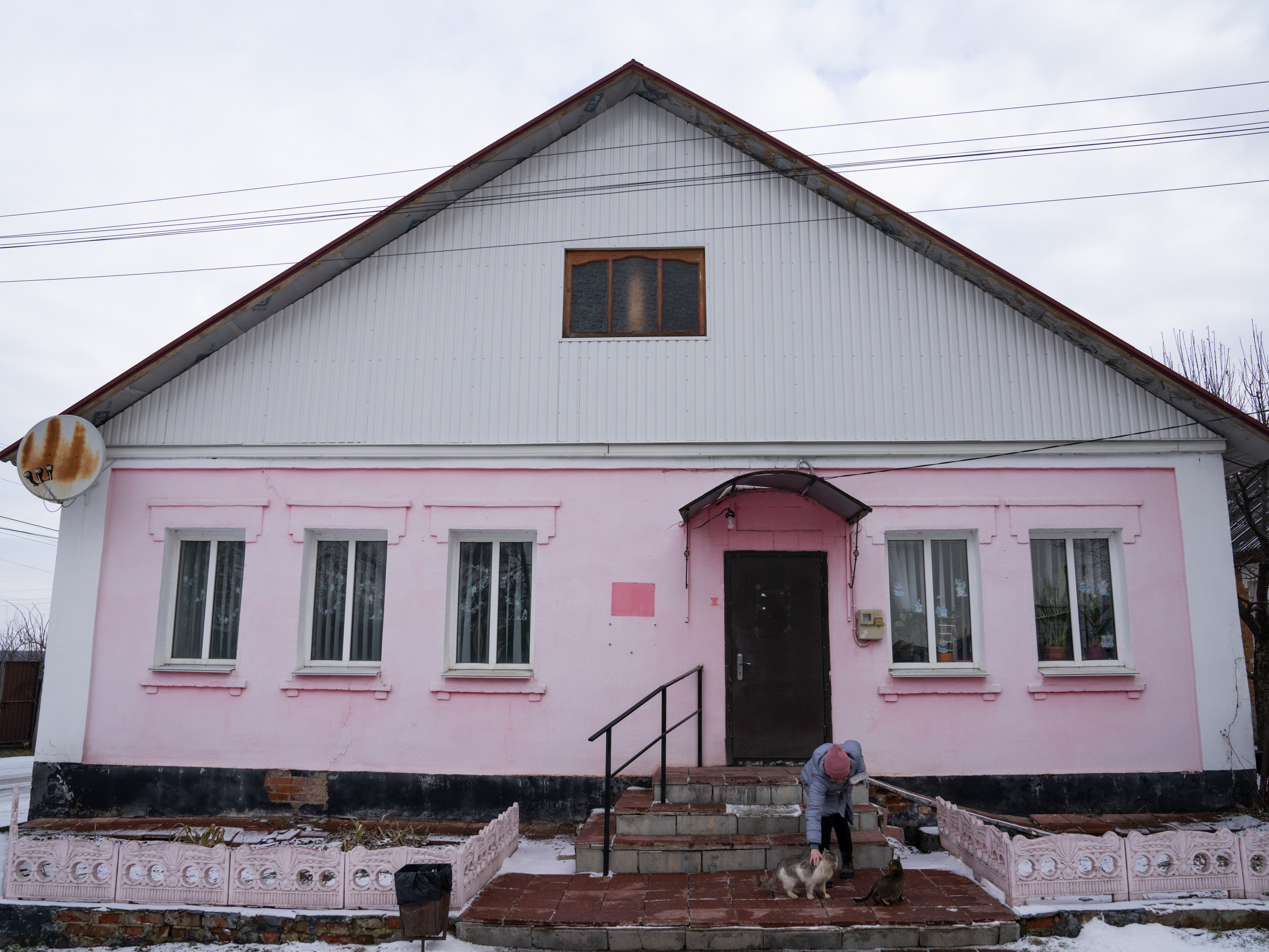 Peremoha's office is located in a small pink house. The newspaper's motto is "Don't let ordinary people be erased from history."