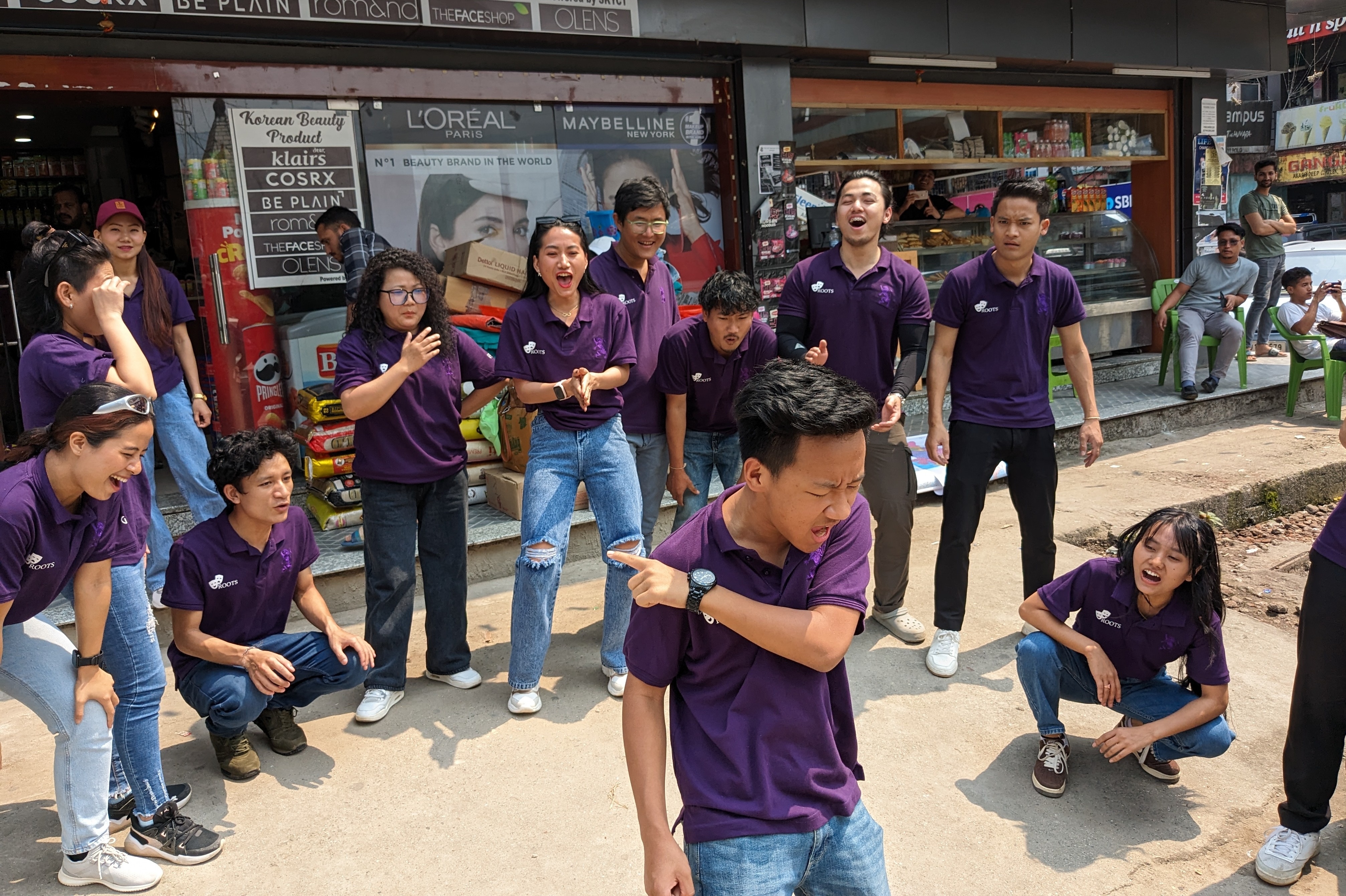 Roots, un grupo de teatro de Arunachal Pradesh, representa una obra callejera satírica sobre la práctica de dinero por votos en la capital del estado, Itanagar, en la segunda semana de abril.