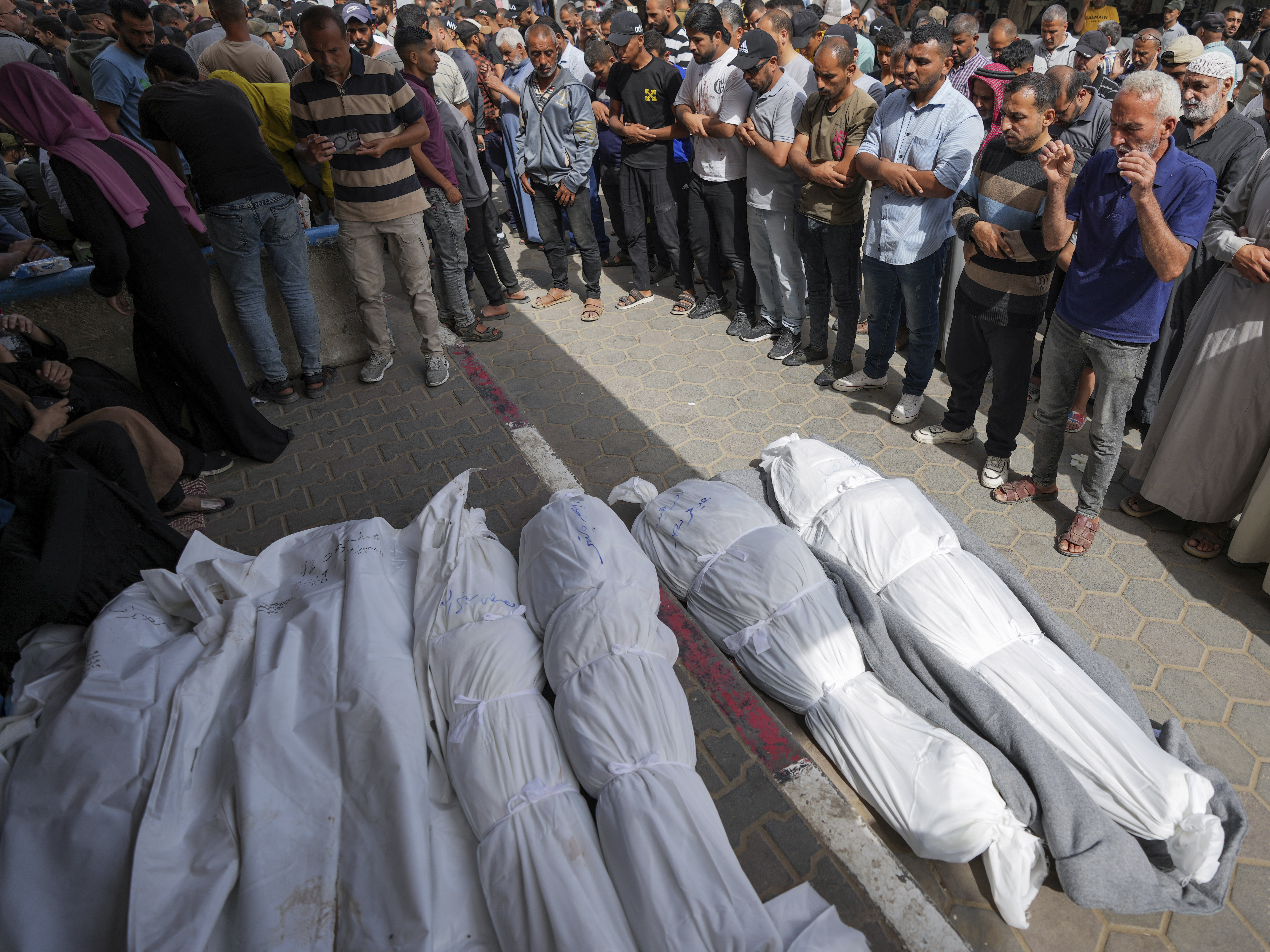 An airstrike kills 20 in central Gaza as Israel's leaders air wartime ...