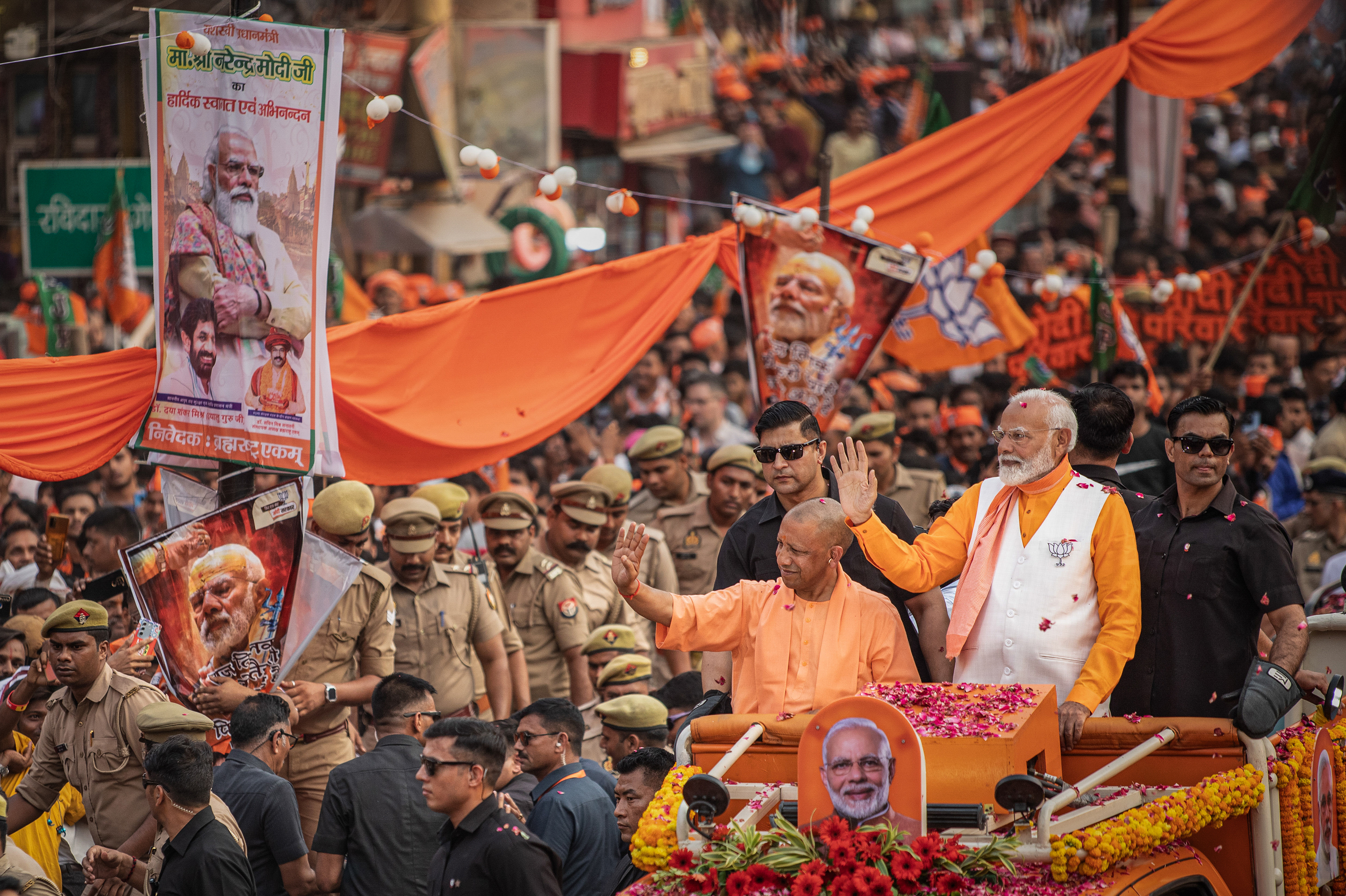 El primer ministro indio, Narendra Modi, saluda a sus seguidores durante su gira el 13 de mayo de 2024 en Varanasi, India.  Varanasi, en el corazón hindú de la India, es vista como un bastión simbólico del Partido BJP de Narendra Modi.  Las elecciones generales de 2024 en India serán el ejercicio democrático más grande del mundo, con más de 969 millones de votantes registrados, más que la población combinada de la UE, Estados Unidos y Rusia.