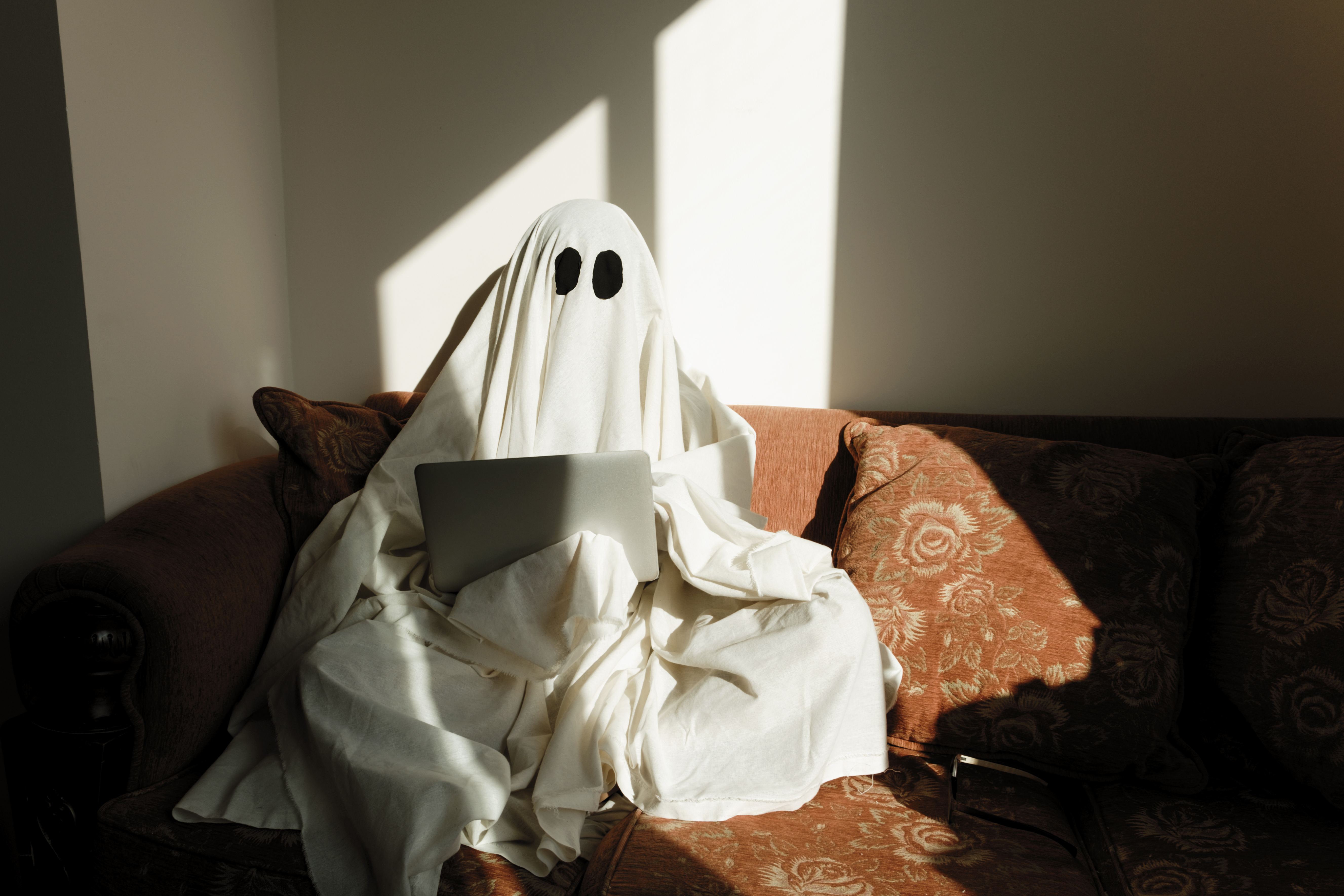 A little research can go a long way when brainstorming a Halloween costume. Personal stylist Sophie Strauss says she looks to recent pop culture — shows, movies, celebrities, trending news stories or phrases — as a fun place to start. (Cavan Images/Getty Images/)