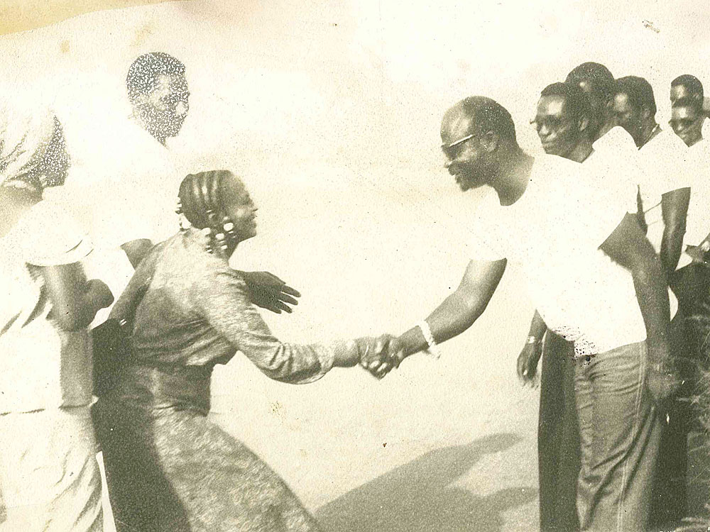 El Rego meets Miriam Makeba at Cotonou Airport in 1973.