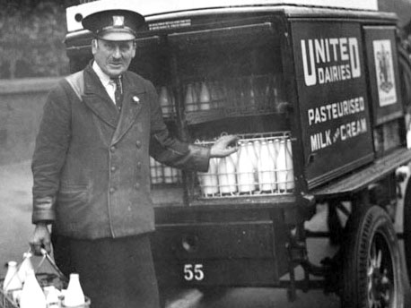 A milkman makes deliveries using his horse-drawn wagon circa 1935. (Getty Images)