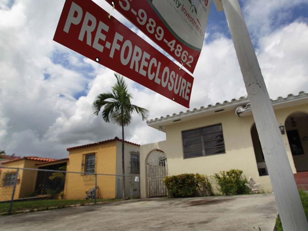 Some economists want the government to automatically refinance homeowners to prevent further foreclosures. (Getty Images)