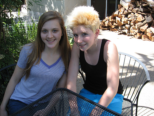 Moranda Hern (left) and Kaylei Deakin have started a support group for girls of military families.