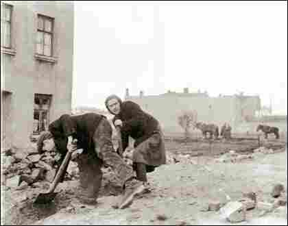 Clearing rubble in the Lodz ghetto